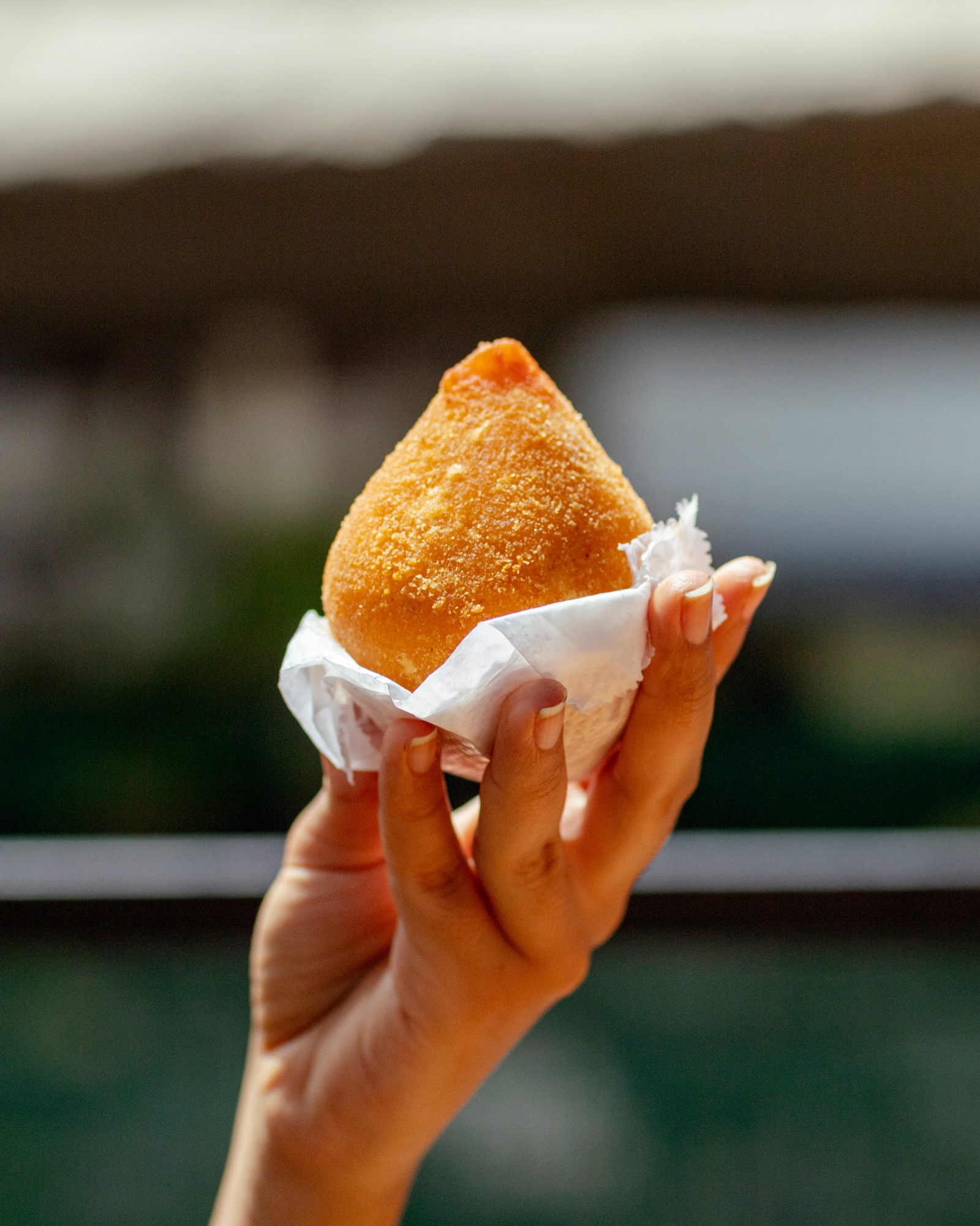 Coxinhas de frango douradas e crocantes servidas em tábua de madeira rústica no Botequim Os Ximenes