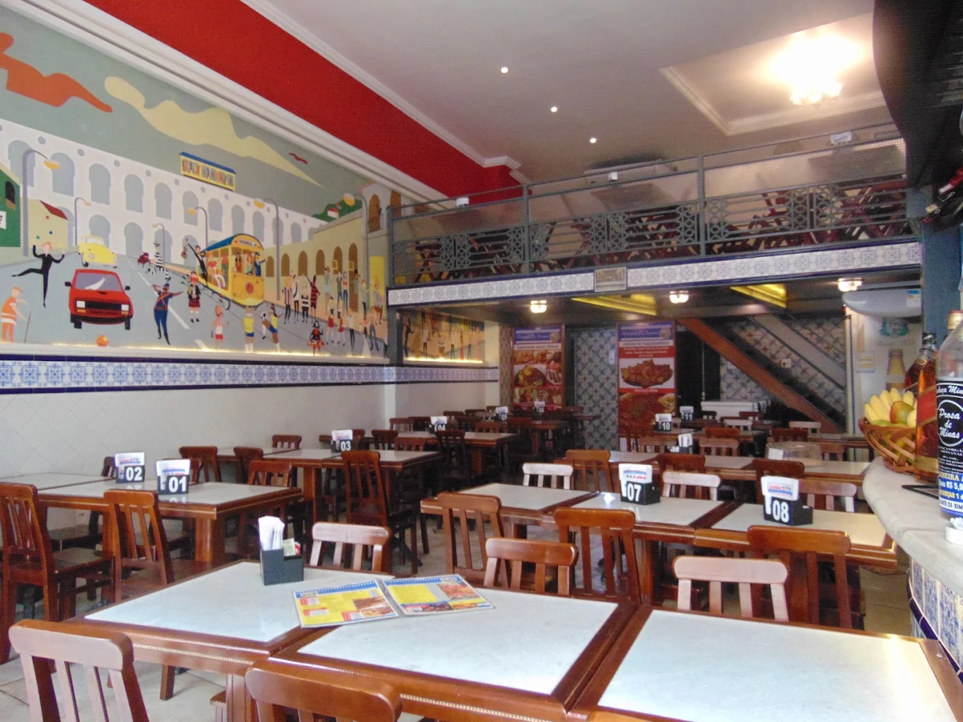 Interior aconchegante do Botequim Os Ximenes com mesas de madeira, balcão tradicional e decoração típica de boteco carioca