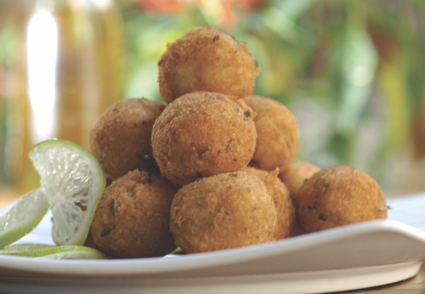 Petiscos e bolinhos dourados do Botequim Os Ximenes — comida de boteco na Lapa, Rio de Janeiro